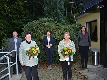 Ehrungen gab es beim Trägerverein der Volkshochschule Kreis Kronach: vorne Uta Bräuer (links) und Doris Glück, hinten von links Zweiter Vorsitzender Ralf Völkl, Vorsitzende Angela Hofmann und Annegret Kestler, die Leiterin Volkshochschule Kreis Kronach. Foto: Karl-Heinz Hofmann