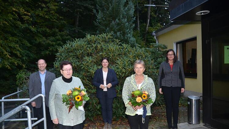 Ehrungen gab es beim Trägerverein der Volkshochschule Kreis Kronach: vorne Uta Bräuer (links) und Doris Glück, hinten von links Zweiter Vorsitzender Ralf Völkl, Vorsitzende Angela Hofmann und Annegret Kestler, die Leiterin Volkshochschule Kreis Kronach. Foto: Karl-Heinz Hofmann