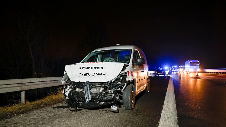 Drei Verletzte bei Auffahrunfall nach Reifenplatzer