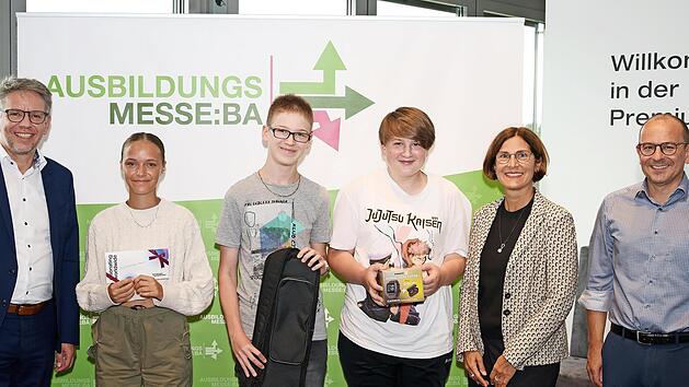 Die Gewinner und Organisatoren: Michael Stammberger (Arbeitskreis Schule Wirtschaft), Liana, Jannik, Elias, Patricia Leistner (Wirtschaftsf&ouml;rderung Landkreis Bamberg), Dominik Nakic (Gesch&auml;ftsf&uuml;hrer BCE) (von links)