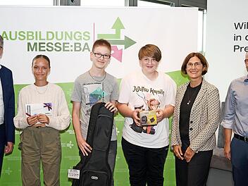 Die Gewinner und Organisatoren: Michael Stammberger (Arbeitskreis Schule Wirtschaft), Liana, Jannik, Elias, Patricia Leistner (Wirtschaftsförderung Landkreis Bamberg), Dominik Nakic (Geschäftsführer BCE) (von links)