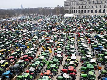 Gibt die Bundesregierung den Landwirten nach? Haushaltsausschuss beschlie&szlig;t Etat f&uuml;r 2024