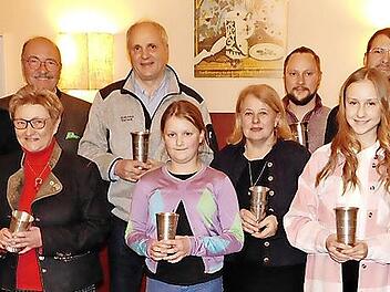 Unser Bild zeigt die erfolgreichen Sch&uuml;tzen, (von links) Andrea M&uuml;ller-Weidenhammer, Leonie Heim, Christina Eckert, Julia Kohlmann hinten: Marc Jungkunz, J&ouml;rg Schnitzler (1. Sch&uuml;tzenmeister), Steffen Rost, Michael Heim, Sebastian Geier, Matthias K...