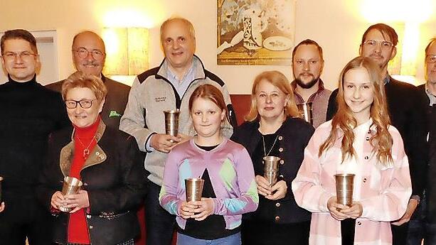 Unser Bild zeigt die erfolgreichen Sch&uuml;tzen, (von links) Andrea M&uuml;ller-Weidenhammer, Leonie Heim, Christina Eckert, Julia Kohlmann hinten: Marc Jungkunz, J&ouml;rg Schnitzler (1. Sch&uuml;tzenmeister), Steffen Rost, Michael Heim, Sebastian Geier, Matthias K...