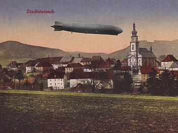 So könnte es ausgesehen haben, als Johann Geier zur Kirchweih 1931 Kunigunda Kremer aus Frankenreuth heiratete und das Zeppelinschiff LZ 127 über Stadtsteinach fuhr, um seinen Steuermann zu überraschen und ihm zur Hochzeit zu gratulieren.  Reproduktionen/Montage: Siegfried Sesselmann