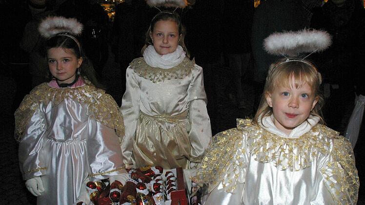 Gleich drei Engelchen (Amelie Fischer, Ellena Bartsch und Johanna Hartan, von links) verteilten Nikoläuse an die kleinen Besucher des Adventsmarkts.