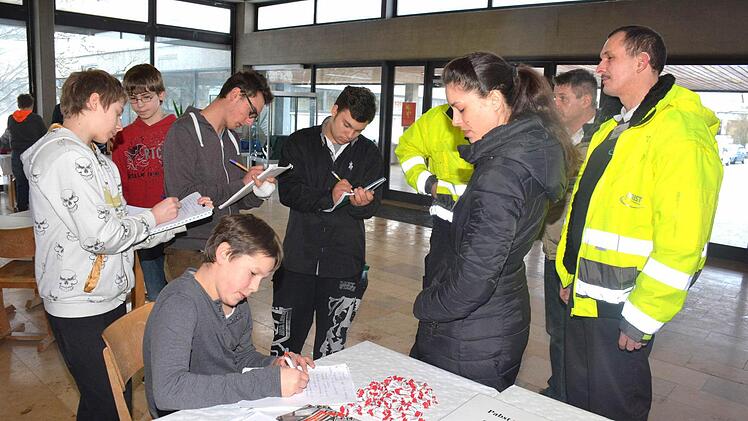 Einen großen Möbelwagen hatte das Transportunternehmen Papst aus Gochsheim mitgebracht und bot Rundfahrten in Maroldsweisach an. Foto: Schmidt