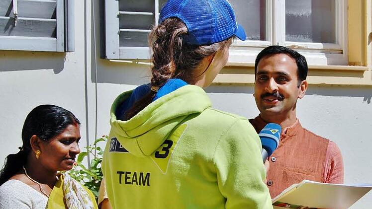 Bayern3-Reporterin Franziska Hainz im Interview mit dem indischen Ayurveda-Mediziner Jobin J. Madukkakuzhy. Foto: Sigismund von Dobschütz