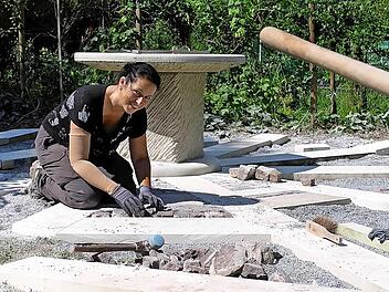 Ein Riesen-Puzzle, das die Mühe lohnt: Aus verschiedenen Steinplatten und Pflastersteinen haben BR-Redakteurin Dagmar Besand und ihre Helfer Terrassen und Wege für den künftigen Traumgarten gebaut. Die Steine wurden auf Splitt verlegt und nach Bedarf mit der Flex in Form gebracht.  Foto: Peter May