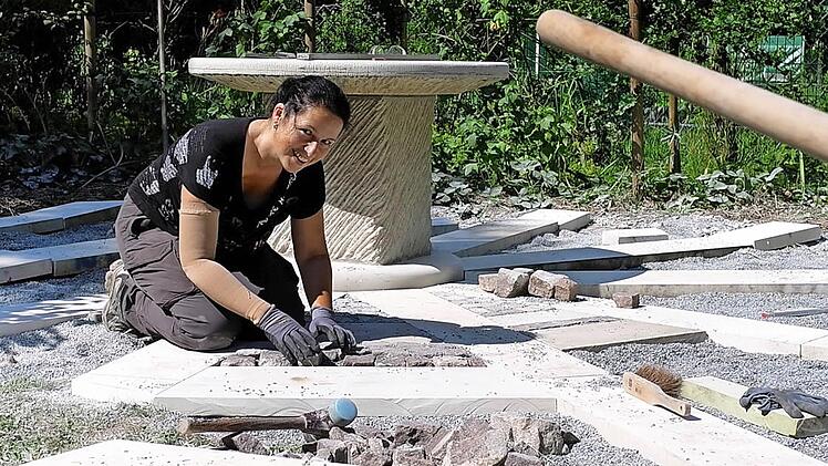 Ein Riesen-Puzzle, das die Mühe lohnt: Aus verschiedenen Steinplatten und Pflastersteinen haben BR-Redakteurin Dagmar Besand und ihre Helfer Terrassen und Wege für den künftigen Traumgarten gebaut. Die Steine wurden auf Splitt verlegt und nach Bedarf mit der Flex in Form gebracht.  Foto: Peter May