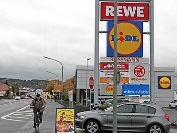 Ein Radler fährt am Fachmarktzentrum vorbei, ein Autofahrer hält vorschriftsmäßig. Robert Fiedler plädiert dafür, den Radweg rot zu markieren. Dadurch soll den motorisierten Verkehrsteilnehmern signalisiert werden: Pedalritter haben hier Vorfahrt. Foto: Stephan Stöckel