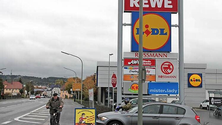 Ein Radler fährt am Fachmarktzentrum vorbei, ein Autofahrer hält vorschriftsmäßig. Robert Fiedler plädiert dafür, den Radweg rot zu markieren. Dadurch soll den motorisierten Verkehrsteilnehmern signalisiert werden: Pedalritter haben hier Vorfahrt. Foto: Stephan Stöckel