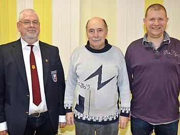 Dieses Vorstandstrio hofft darauf, den Gesangverein "Liederkranz" Gundelsdorf wieder zu beleben (von links): Thomas Umbreit (2. Vorsitzender), Herbert Clerico (Dirigent, 1. Vorsitzender und Schriftführer), Marco Wich (Kassier) Foto: K.- H. Hofmann