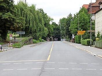 Radfahr-Perspektiven in der Lossaustraße, von der Kreuzwehrstraße aus gesehen. Radfahrer dürfen ab hier die Gehwege mitbenutzen.
