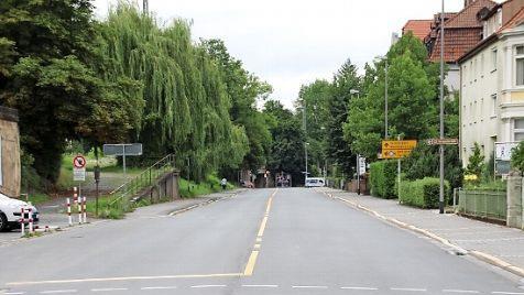 Radfahr-Perspektiven in der Lossaustraße, von der Kreuzwehrstraße aus gesehen. Radfahrer dürfen ab hier die Gehwege mitbenutzen.