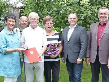 der grünen und bestens gepflegten Oase der Familie Riedel in Lanzendorf verlieh die Kulmbacher SPD-Kreisvorsitzende sowie Landtagsvizepräsidentin Inge Aures die schmucke Ehrenurkunde und die Willy-Brandt-Medaille an Manfred Riedel. Unser Bild zeigt (von links) Gemeinderat und SPD-Kassier Ottmar Schmiedel, Inge Aures, Vorstandsmitglied Günter Lauterbach, Manfred Riedel, Ehefrau Magda, Bundestagskandidat Thomas Bauske, Gemeinderat und 3. Bürgermeister Peter Aßmann sowie Vorstandsmitglied Anja ...