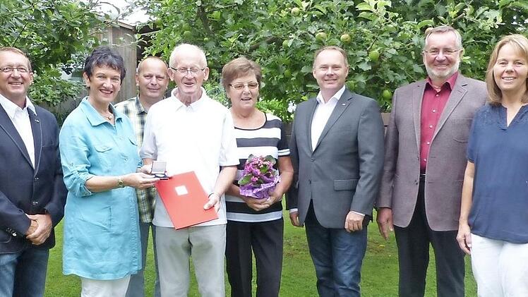 der grünen und bestens gepflegten Oase der Familie Riedel in Lanzendorf verlieh die Kulmbacher SPD-Kreisvorsitzende sowie Landtagsvizepräsidentin Inge Aures die schmucke Ehrenurkunde und die Willy-Brandt-Medaille an Manfred Riedel. Unser Bild zeigt (von links) Gemeinderat und SPD-Kassier Ottmar Schmiedel, Inge Aures, Vorstandsmitglied Günter Lauterbach, Manfred Riedel, Ehefrau Magda, Bundestagskandidat Thomas Bauske, Gemeinderat und 3. Bürgermeister Peter Aßmann sowie Vorstandsmitglied Anja ...