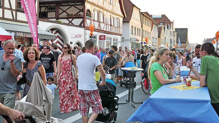 "Haßfurt ist eine schöne Stadt. Ich bitte Sie, nicht zu viel zu jammern, sondern auch das Gute zu sehen", sagte Roland Wölfel von der cima Beratung + Management GmbH bei der Präsentation des Stadtmarketing-Konzepts der Stadt Haßfurt. Fotos: Ulrike Langer