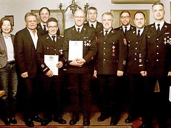 Auszeichnungen für 40 Jahre aktiven Dienst (von links): Stadträtin Carin Bülling, Bürgermeister Wolfgang Beiergrößlein, Vorstandsvorsitzender Tobias Fischer, die Geehrten Martin Fischer und Jürgen Fischer, Zweiter Vorstandsvorsitzender Thomas Bülling, Kreisbrandrat Joachim Ranzenberger, Zweiter Kommandant Markus Koch, Kreisbrandmeister Martin Panzer und Kommandant Matthias Schubert Foto: privat