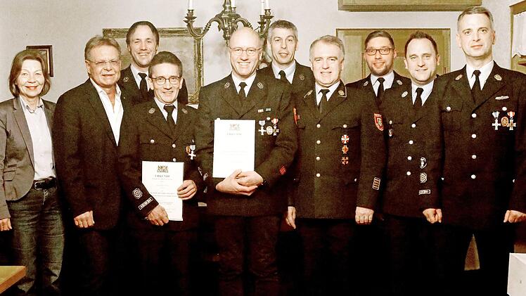 Auszeichnungen für 40 Jahre aktiven Dienst (von links): Stadträtin Carin Bülling, Bürgermeister Wolfgang Beiergrößlein, Vorstandsvorsitzender Tobias Fischer, die Geehrten Martin Fischer und Jürgen Fischer, Zweiter Vorstandsvorsitzender Thomas Bülling, Kreisbrandrat Joachim Ranzenberger, Zweiter Kommandant Markus Koch, Kreisbrandmeister Martin Panzer und Kommandant Matthias Schubert Foto: privat