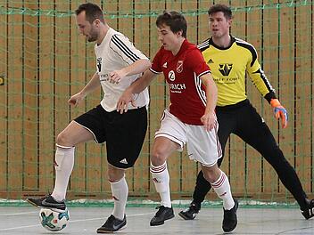 In der Partie SV Memmelsdorf - FSV Buttenheim (2:0): Den Memmelsdorfer Daniel Kr&uuml;ger (links) versucht der Buttenheimer David Karmann vom Ball zu trennen; hinten Torwart Lars Medem (SVM). Foto: sportpress