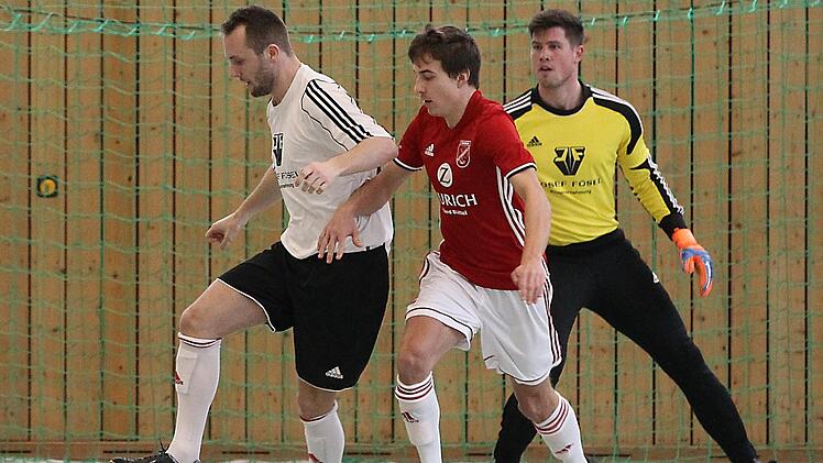 In der Partie SV Memmelsdorf - FSV Buttenheim (2:0): Den Memmelsdorfer Daniel Kr&uuml;ger (links) versucht der Buttenheimer David Karmann vom Ball zu trennen; hinten Torwart Lars Medem (SVM). Foto: sportpress