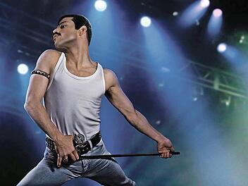 Rami Malek als Freddie Mercury in einer Szene des Films "Bohemian Rhapsody", der am 1. November in Deutschland startet.  Foto: Fox Deutschland/dpa