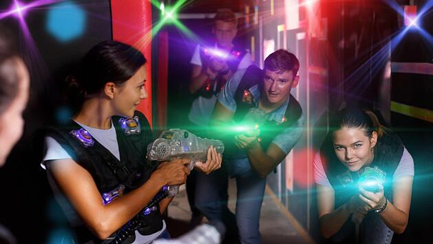 Spaß, Abenteuer und Action bietet der Lasertag Planet in Forchheim. Symbolbild: Iakov  Filimonov/Adobe Stock