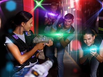 Spaß, Abenteuer und Action bietet der Lasertag Planet in Forchheim. Symbolbild: Iakov  Filimonov/Adobe Stock