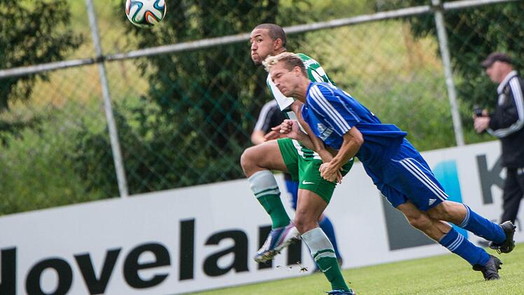SSV-Spielertrainer Markus Taschner köpft den Ball weg.
