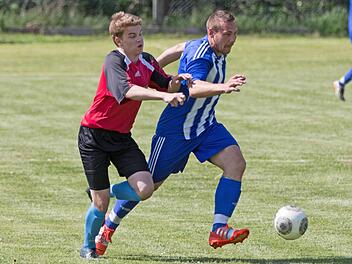 Auf dem Platz hatte der SSV Tschirn mit Dominik Kotschenreuther (blaues Trikot) gegen die SG Wallenfels/ Zeyern mit Ralf Stöcker das Nachsehen. Das Kreissportgericht sprach gestern jedoch den Tschirnern die Punkte zu. Foto: Heinrich Weiß
