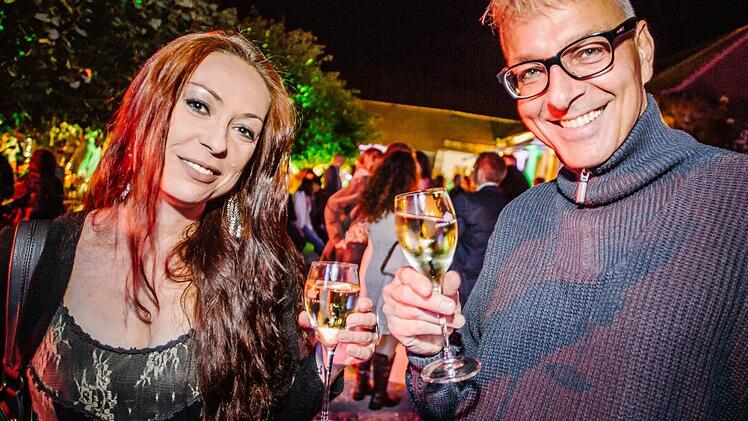Bitte Lächeln: Leicht erschöpft, aber glücklich, heben Heidemarie Wellmann und Daniel Leistner das Sektglas fürs Pressefoto.  Fotos: Steffens