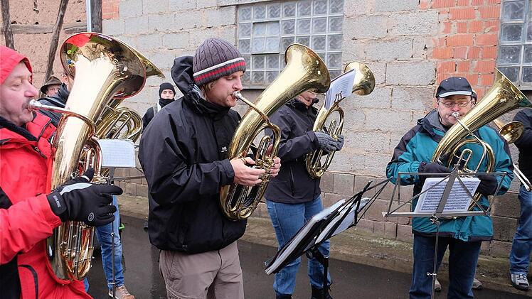 Egal ob Regen oder Schnee, zum Jahreswechsel wird aufgespielt - und zwar im ganzen Dorf. Die Untererthaler Musikanten ziehen beim Silvesterblasen mit ihren Instrumenten durch die Straßen. Foto: Gerd Schaar