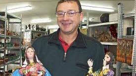 Klaus Brönner mit peruanischen Krippenfiguren aus Maismehl-Gips-Masse.