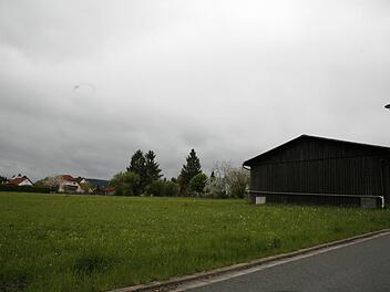 Für fast 230000 Euro wird der noch nicht bebaute Teil neben dem Langenbühler Weg erschlossen. Die Scheune wird abgerissen. Es werden acht Bauplätze entstehen. Fotos: Klaus Klaschka