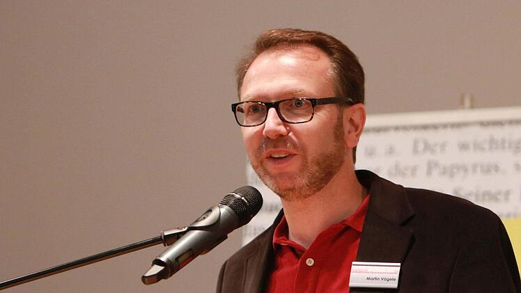 Martin Vögele von der Buchhandlung Riemann präsentierte die Lesung mit Christian Ude.Foto: Jochen Berger
