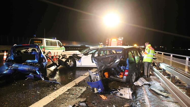 Nach einem Unfall auf der Talbr&uuml;cke Trockau st&uuml;rzt ein Mann in die Tiefe und stirbt. Die Polizei sucht Zeugen, die den Unfallhergang beobachtet haben. Foto: News5/Fricke