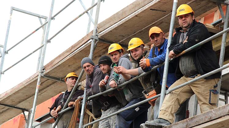 Die Logenplätze befinden sich bei einem Richtfest auf dem Gerüst.   Foto: Richard Sänger