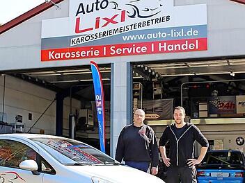 Armin und Christoph Lixl (v.li.) vor der Werkstatt, im Hintergrund sieht man den BWM 2002.  Foto: Lukas Pitule