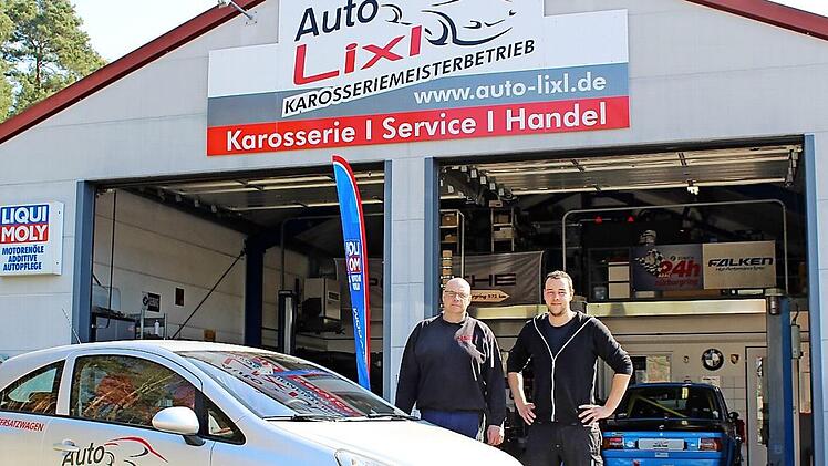 Armin und Christoph Lixl (v.li.) vor der Werkstatt, im Hintergrund sieht man den BWM 2002.  Foto: Lukas Pitule