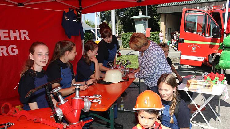 Die Feuerwehrjugend hatte ihren eigenen Infostand. Foto: Michael Stelzner