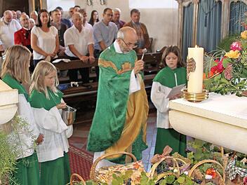 Pfarrer Tschuschke bei der Segnung der Trauben Foto: Günther Geiling