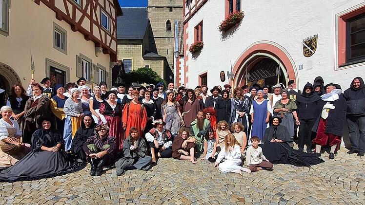 Eine große Gruppe - und dabei sind immer noch nicht alle dabei! Wie eine große Familie fühlten sich die Laienspieler, die an der Aufführung des Historienspiels beteiligt waren. Nur wenige Rollen waren in diesem Jahr neu zu besetzen. Unter anderem wechselten bei den Hexen Silke Dellert, Tom Maier und Mark Krüger neu ein. Laura Düring übernahm zwei Rollen: den Bettler und die Leich'. Die Führer Martin Schlegelmilch, Christa Dölker und Brigitte Krause unterstützte Christine Straub-Mather.