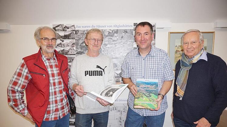 Matthias Elm aus Speicherz (zweiter von  rechts) schrieb die Chronik von Alt- und Neuglashütten mit Dörrenberg  und Dammersfeld. Ihm zu Seite stand  Karl Hahn aus Bad Brückenau  (zweiter von  links), der für das Layout zuständig war. Thomas Helfrich  (links) aus Wildflecken, er wurde in Reußendorf geboren, schrieb ein  Kapitel zur Auswanderung nach Amerika und Oskar Wallrab aus Schweinfurt  (rechts) steuerte eine Menge Bilder aus einem Familienarchiv bei. Sein  Urgroßvater war Wald- und Wies...