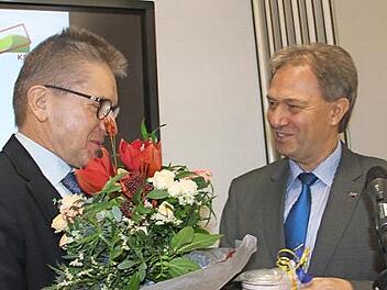 Landrat Klaus Löffler (rechts) ehrte Hans Rebhan, der seit 35 Jahren Mitglied im Kreistag ist. Foto: Veronika Schadeck