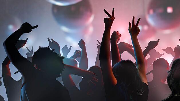 Immer mehr junge Patienten müssen im Landkreis Miesbach auf der Corona-Intensivstation behandelt werden. Arzt Dr. Florian Meier vermutet: Sie haben sich beim Feiern angesteckt.