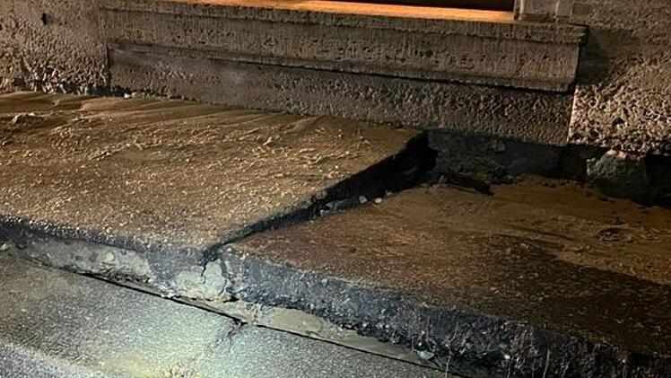 Würzburg: Straße nach Wasserrohrbruch überflutet - Feuerwehr nachts im Einsatz