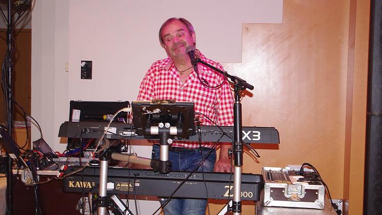 Günter Bauer (Keyboard und Gesang) unterhielt die Gäste mit Musik. Foto: Heike Schülein