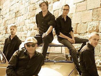 Claus Schwarzmann (vorn l.) und das Frederik-Mademann-Quintett Foto: PR