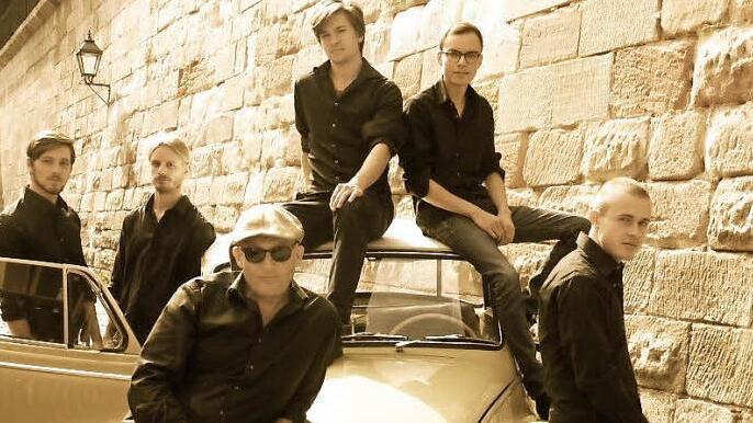 Claus Schwarzmann (vorn l.) und das Frederik-Mademann-Quintett Foto: PR